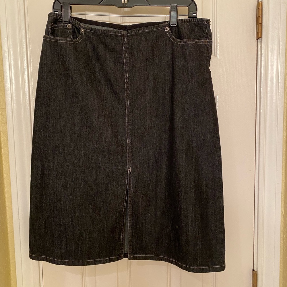 DKNY light black classic jean skirt. Excellent condition. Size 12.